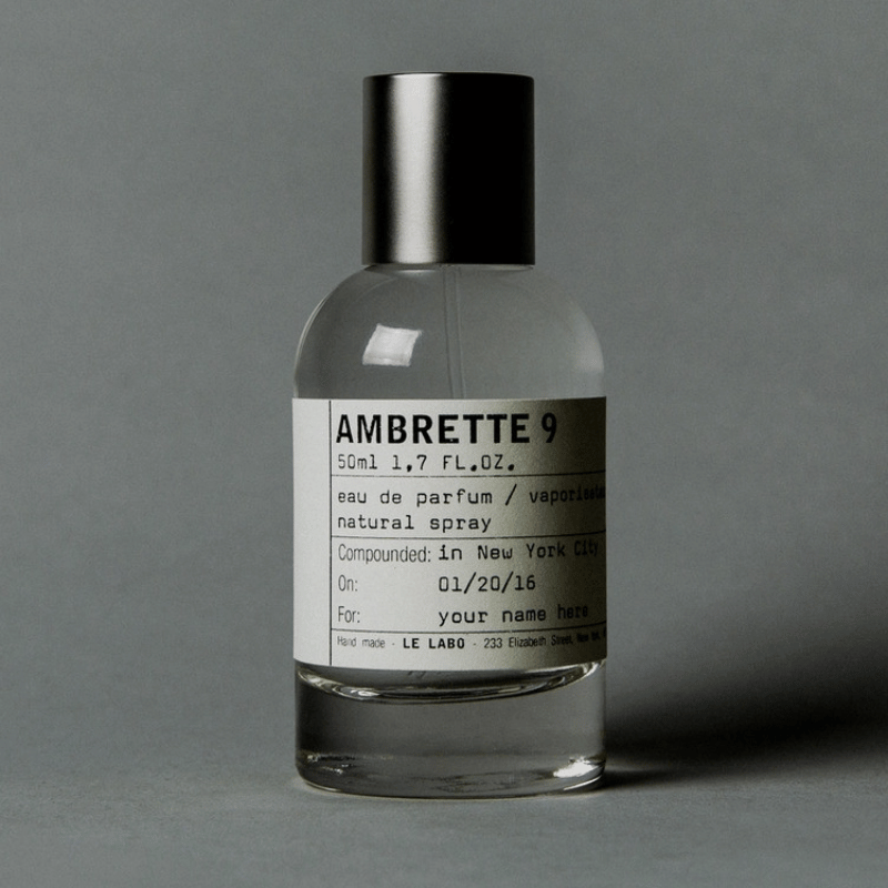 Le Labo Ambrette 9 EDP là một kiệt tác mang đậm dấu ấn của sự tinh khiết và mộc mạc, được tạo ra từ những nốt hương tự nhiên và hiếm có